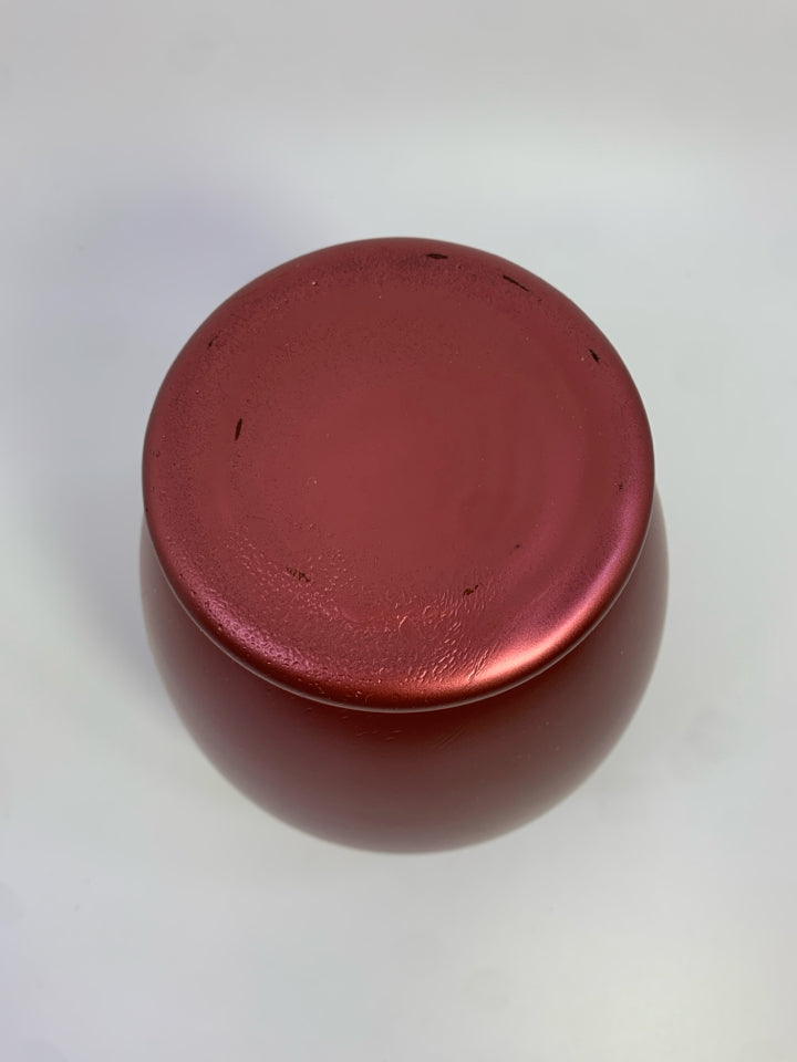 MATTE RED VASE.