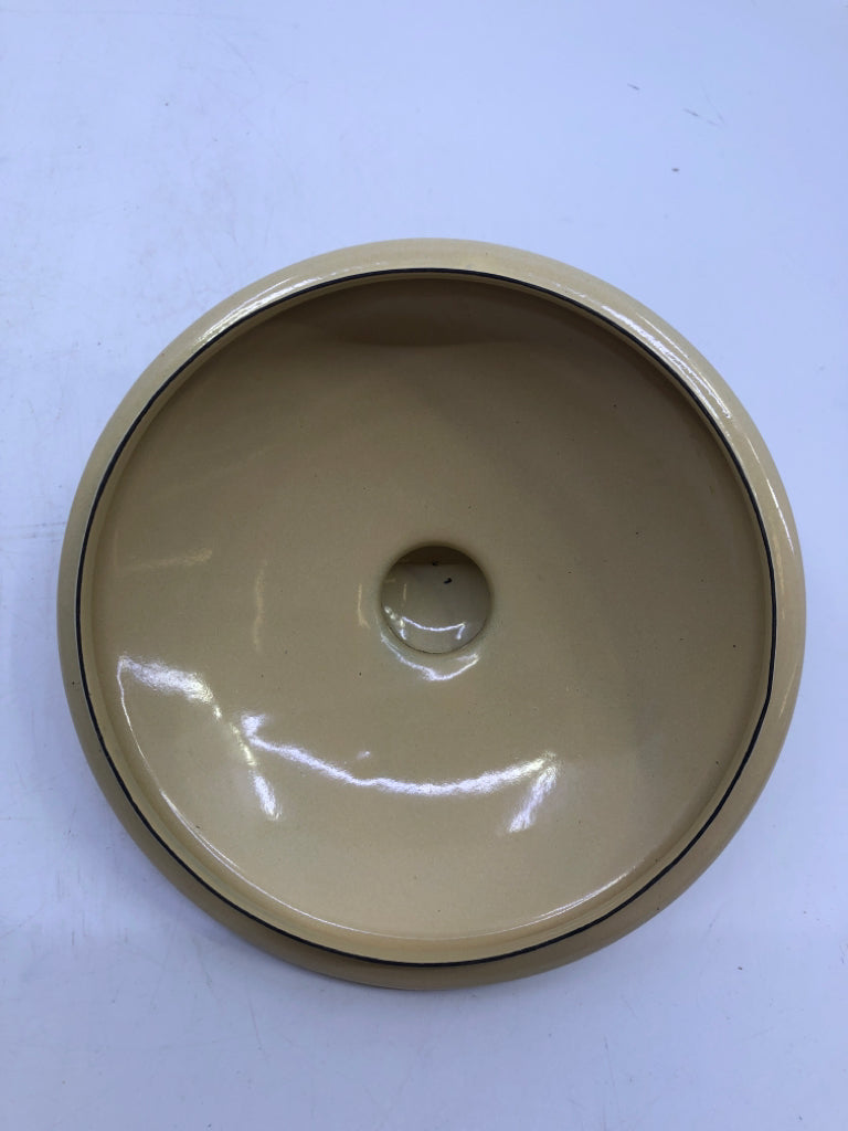 CREAM METAL CANISTER W/ QUATRE PARIS PRINTED.