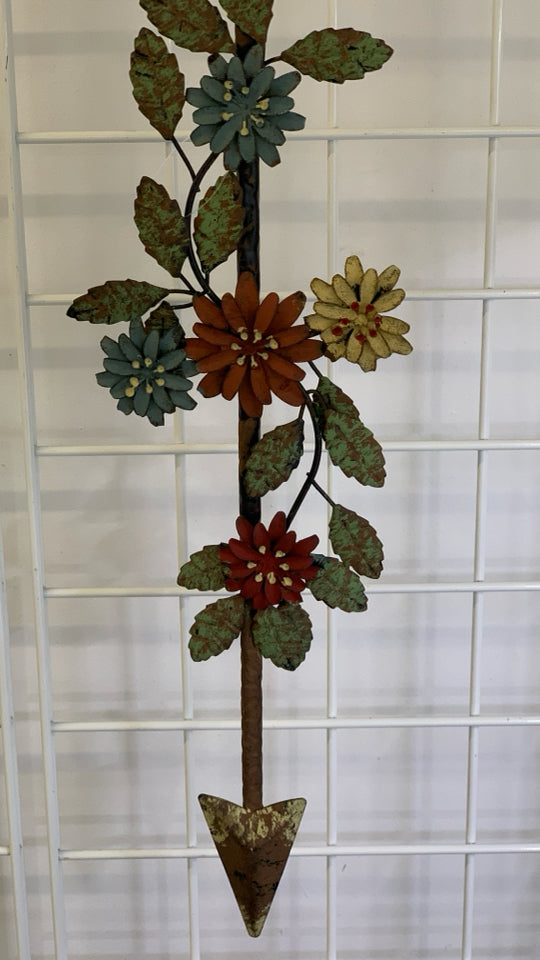 METAL ARROW AND FLOWERS WALL DECOR.