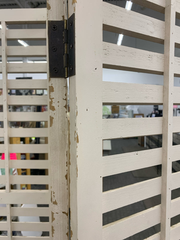 DISTRESSED CREAM WOOD 3 PANEL PRIVACY SCREEN.