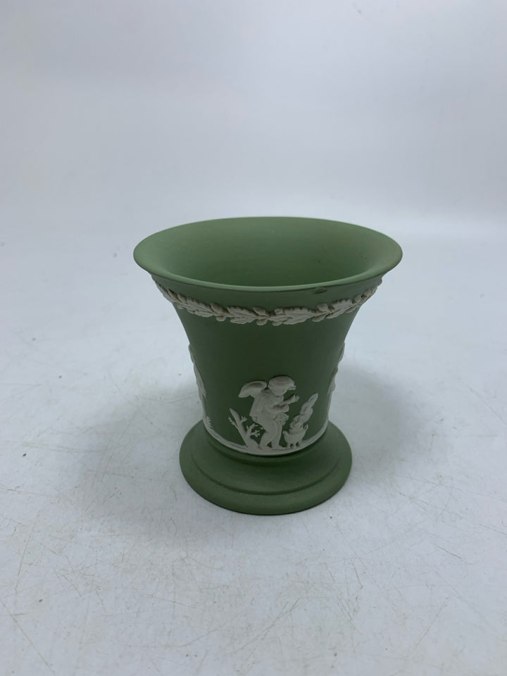 VTG JASPERWARE SHORT FLARED VASE W/ CHERUBS.
