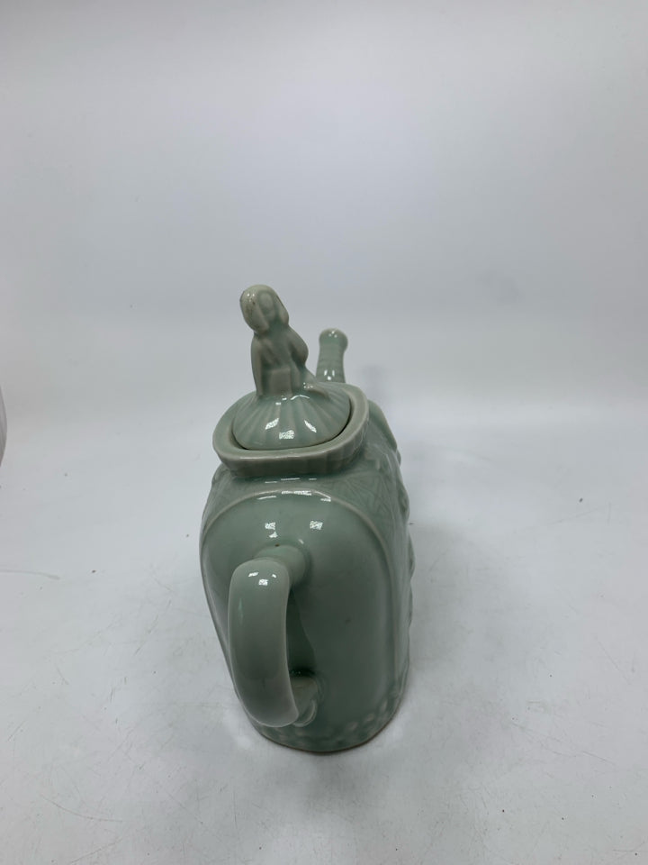 VTG ELEPHANT TEA POT.