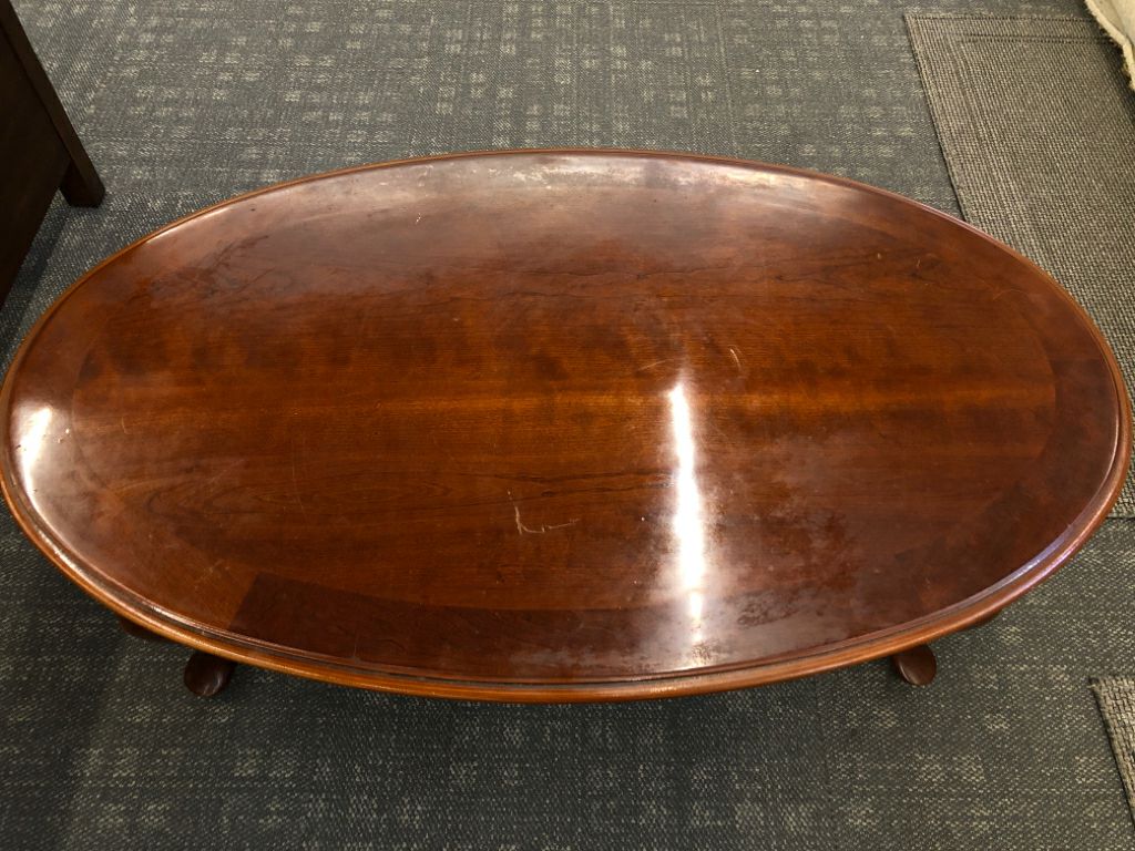OVAL WOOD COFFEE TABLE.