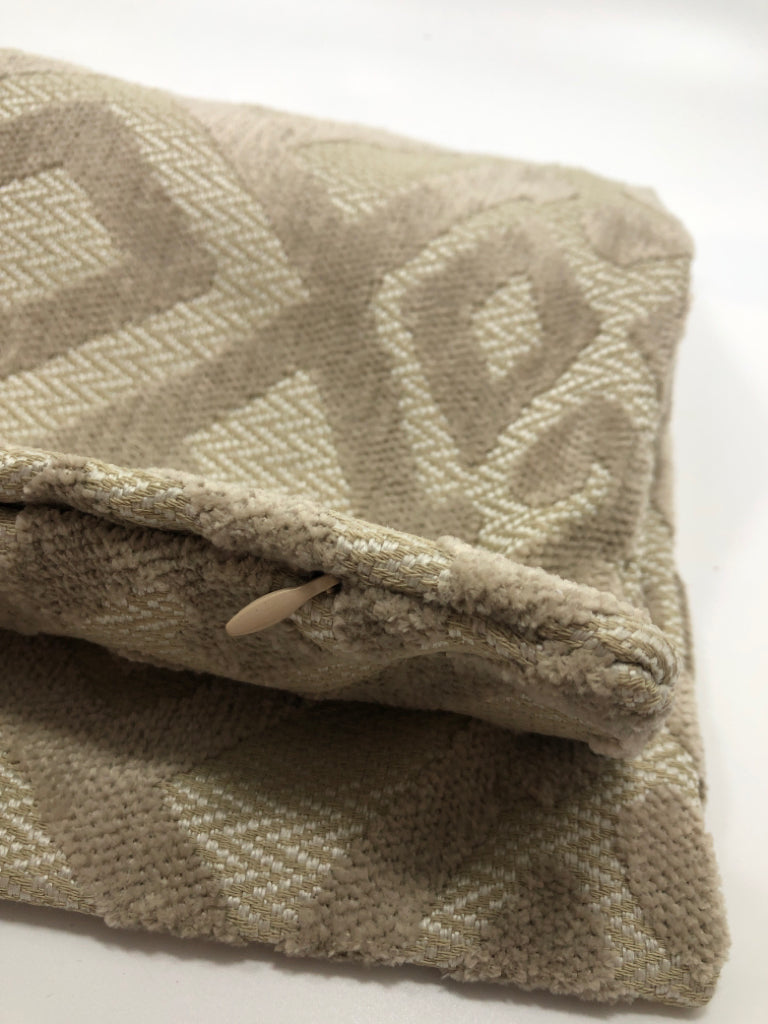 BEIGE/NEUTRAL TONED GEOMETRIC TEXTURED PILLOW COVER.