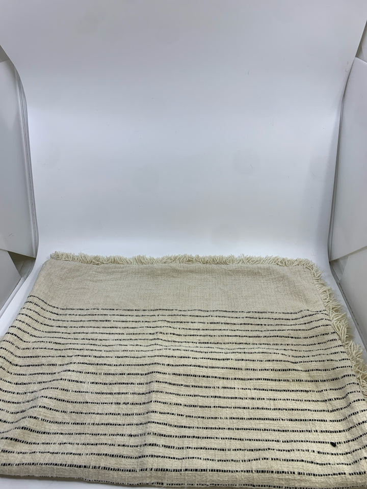 CREAM PILLOW SHAM W/WOVEN BLACK THREAD.