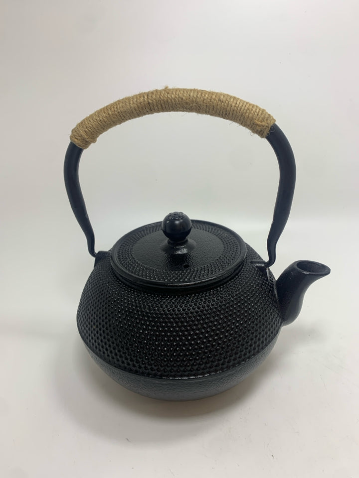 HEAVY BLACK METAL TEA INFUSER POT W/TWINE WRAPPED HANDLE.