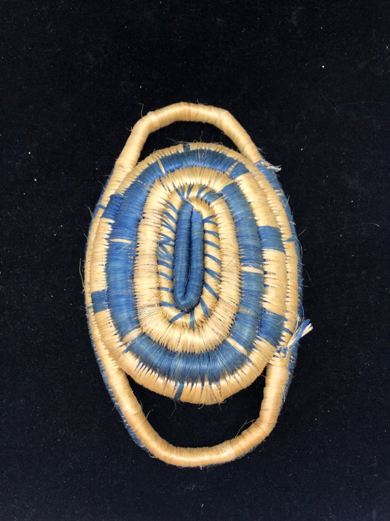 BLUE OVAL WOVEN TRAY.