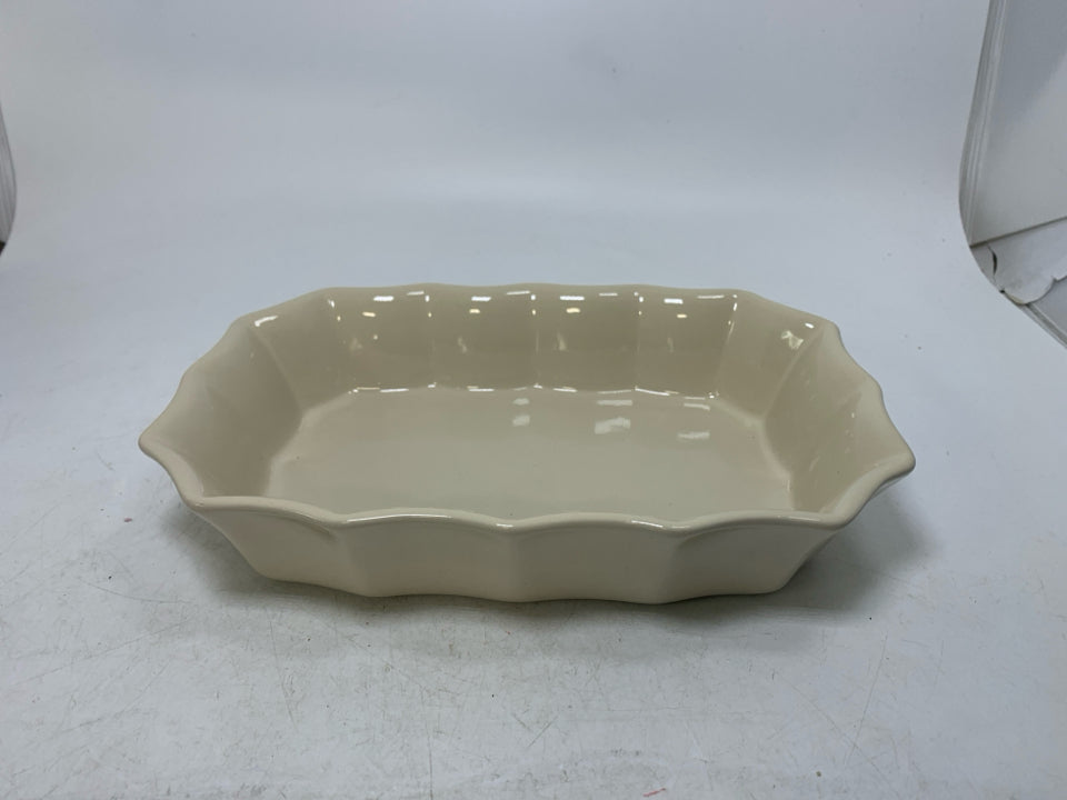 RECTANGLE STONEWARE W/ WAVY EDGE.