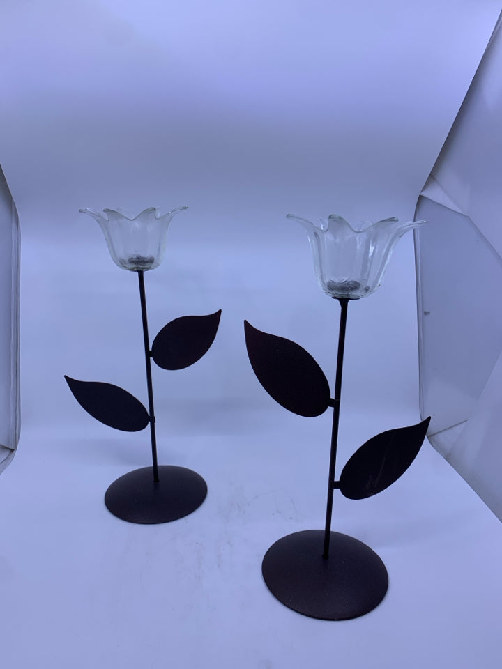 2 METAL FLORAL TEA LIGHT HOLDER.