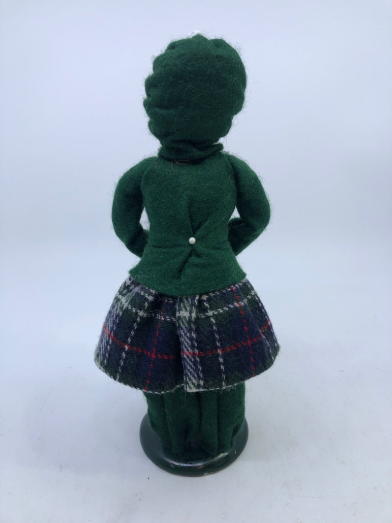 BYERS' CHOICE GIRL IN GREEN COAT W POOF AND SKATES-1992.