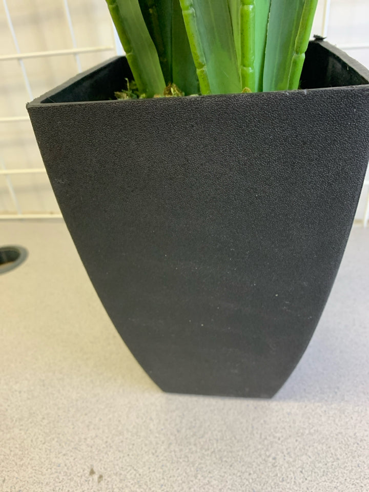 FAUX ORCHID IN BLACK BASE.