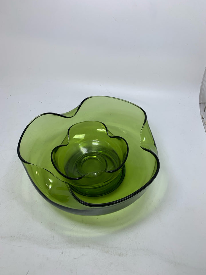 VTG 2 PC GREEN GLASS CHIP/DIP BOWLS W/ PINCHED EDGES.