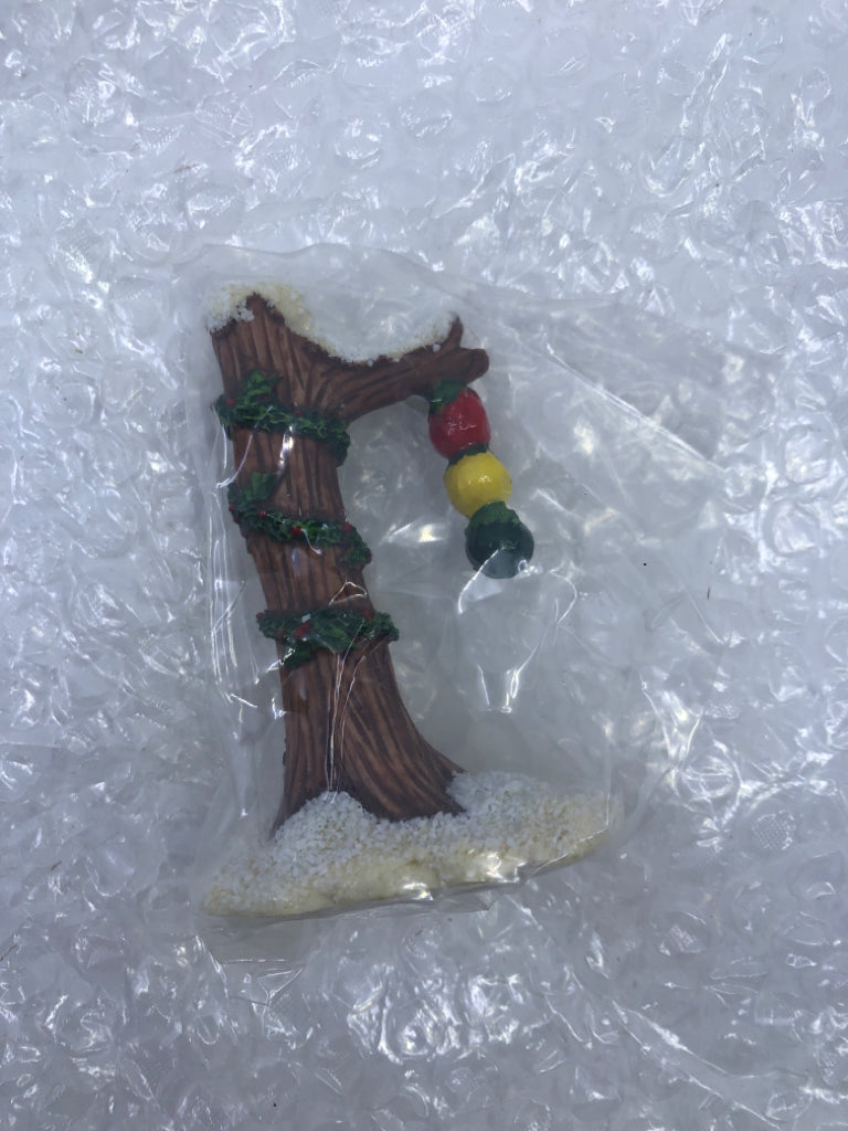 2-NIB STREET LIGHT/SIGN ACCESSORY CHARMING TAILS
