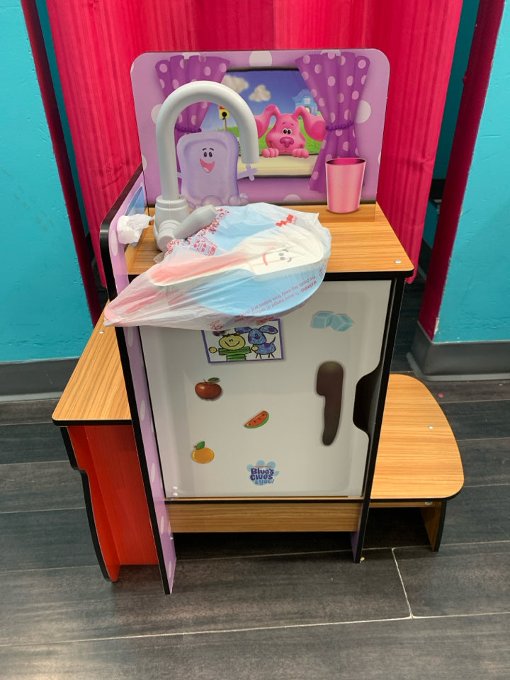 Blue's Clues & You! Cooking-Up-Clues Wooden Play Kitchen & Handy Dandy Notebook