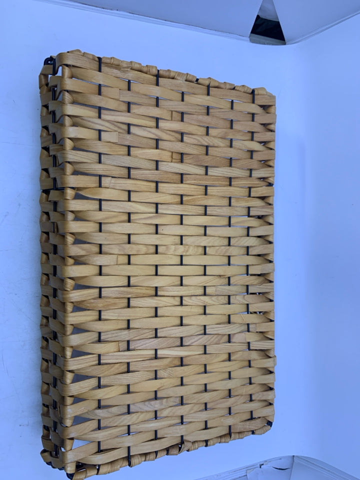 BLONDE WOVEN W/ BLACK METAL BASE TRAY.