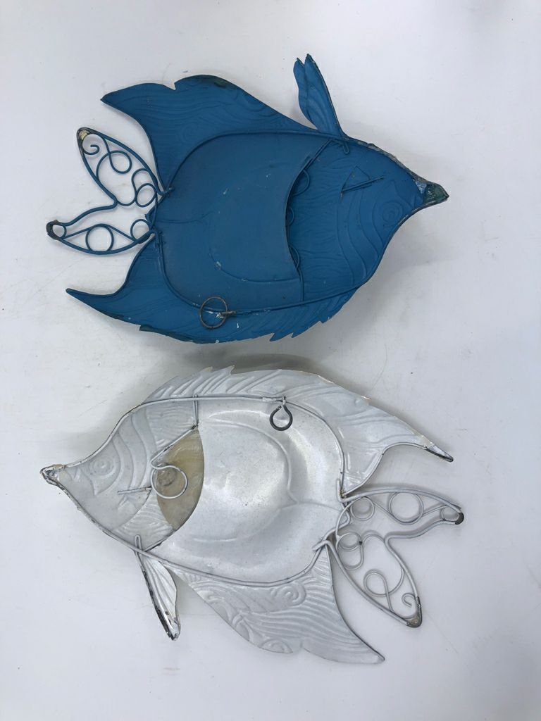 2 SMALL METAL WALL HANGING FISH.