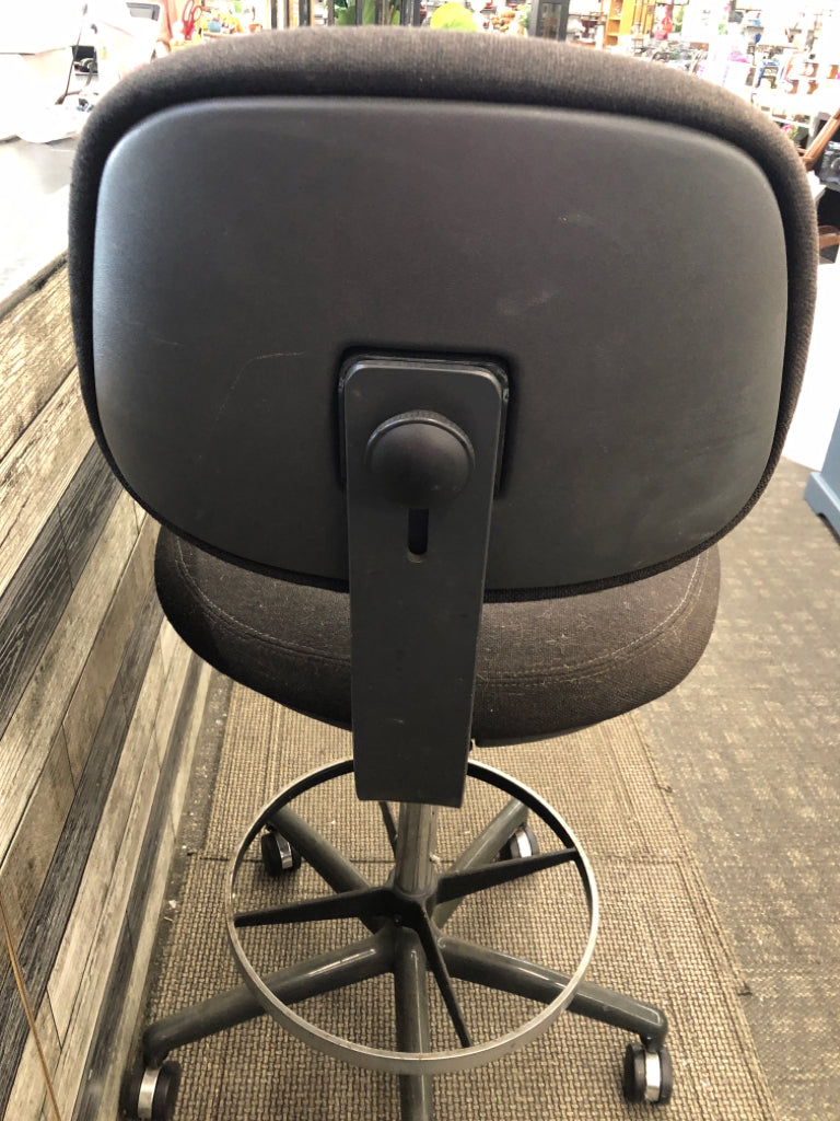 TALL OFFICE CHAIR ON WHEELS, FABRIC SEAT.