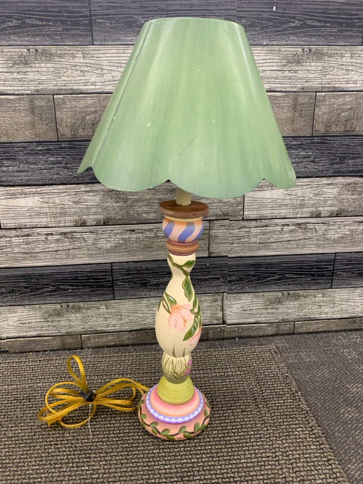 FLOWER PAINTED WOOD BASE LAMP W/GREEN TIN SHADE.