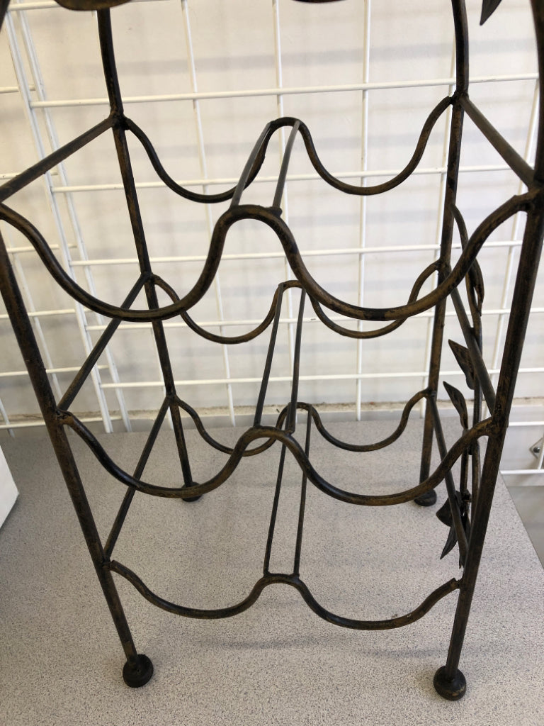 METAL VINE BOTTLE HOLDER.