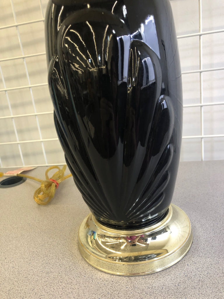 BLACK CERAMIC SHELL PATTERN BASE LAMP W CREAM SHADE.
