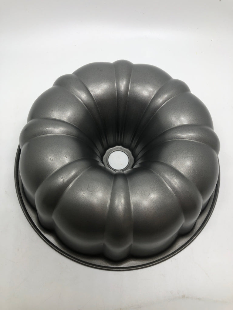 METAL BUNDT CAKE PAN.