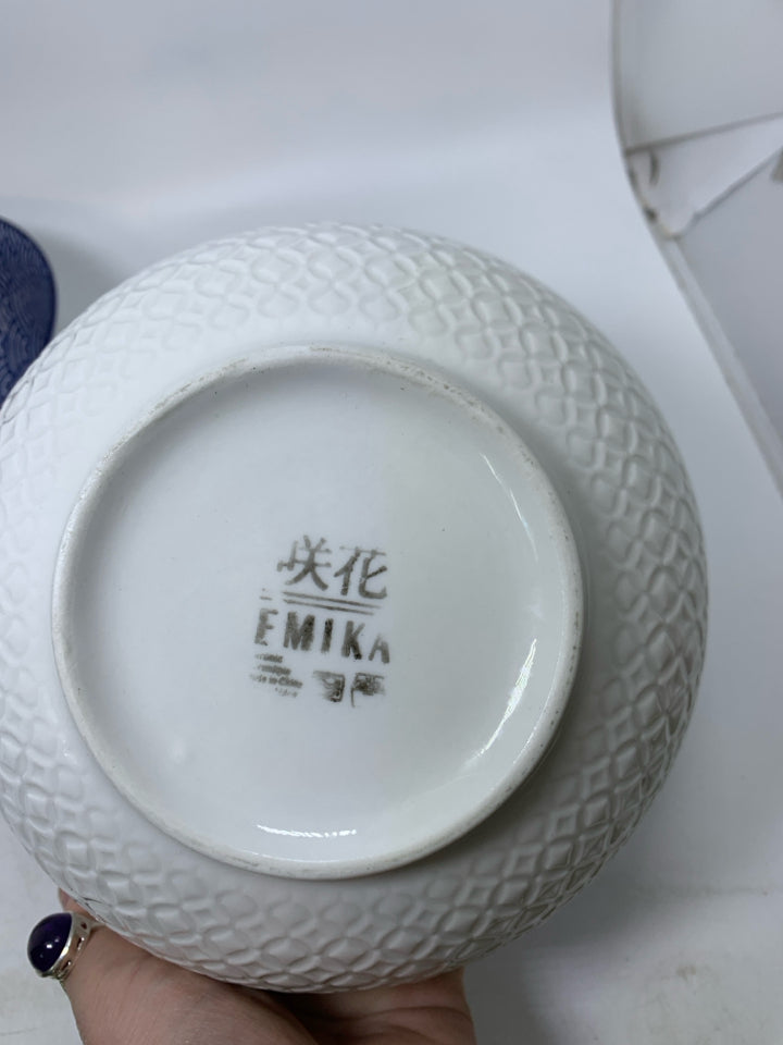 2 TEXTURED LARGE BLUE/WHITE SOUP RAMEN BOWLS.