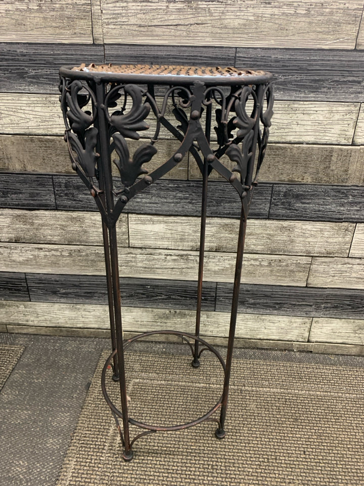 METAL PLANT STAND W/WICKER TOP.