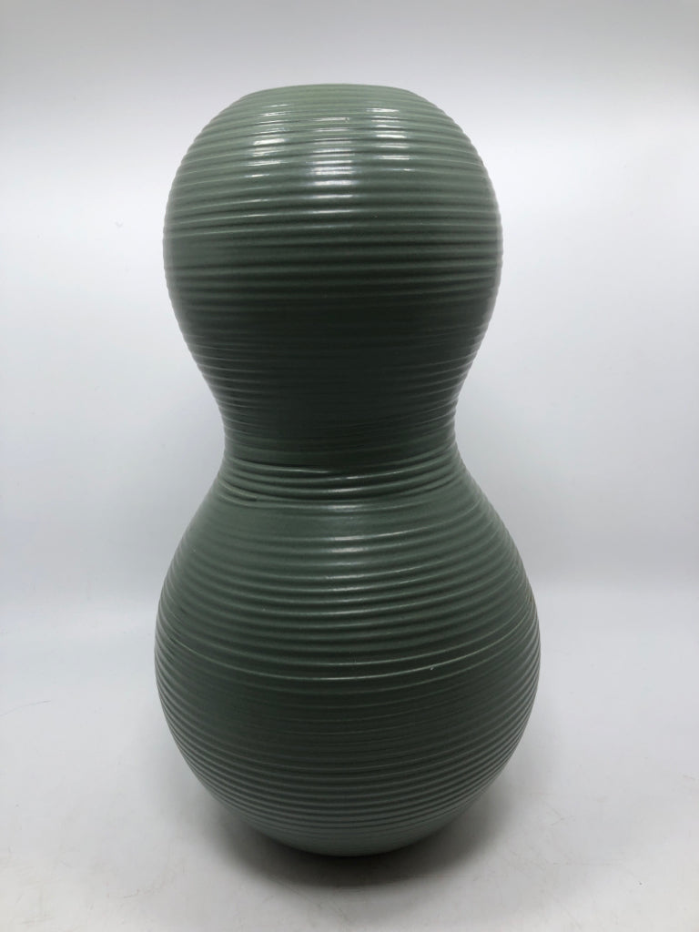 GREEN LINED HOUR GLASS-SHAPE VASE.