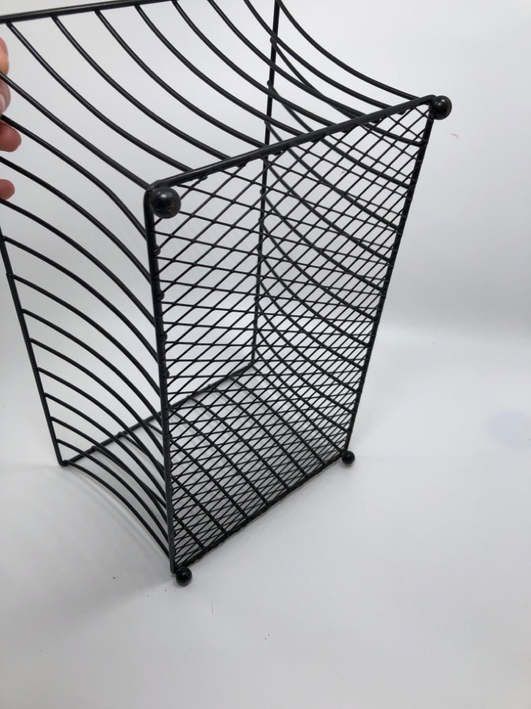 BLACK METAL RECTANGLE BASKET.
