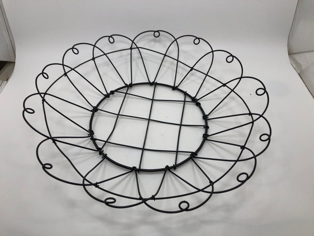 METAL LOOP FRUIT BOWL.