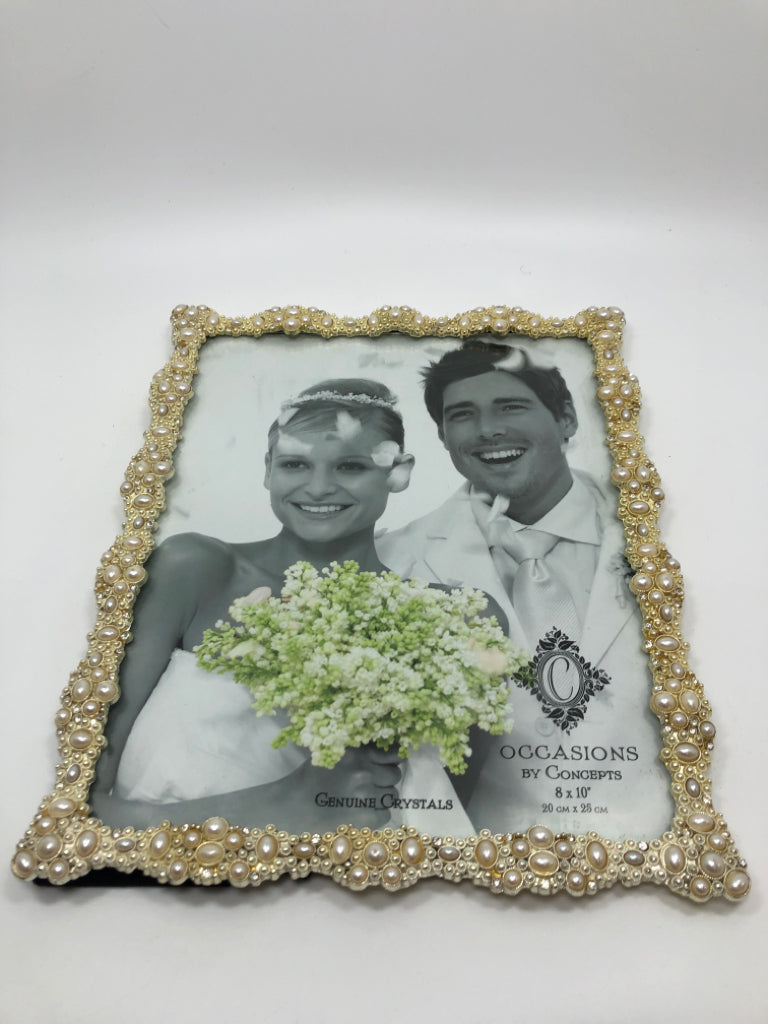 GOLD AND FAUX PEARL WEDDING FRAME.