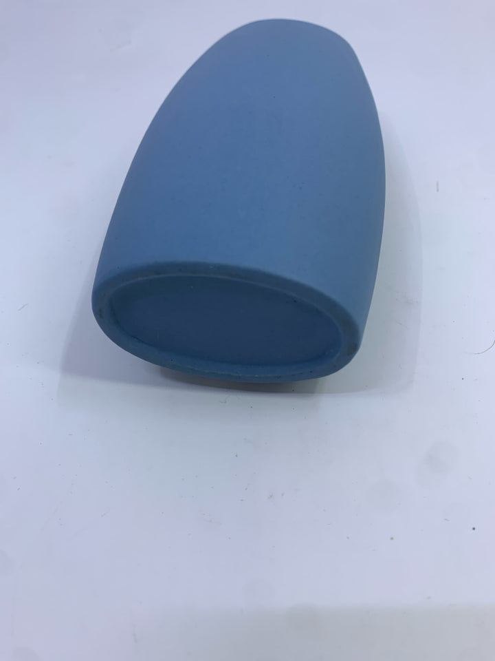 VTG BLUE W/WHITE FLOWERS VASE.