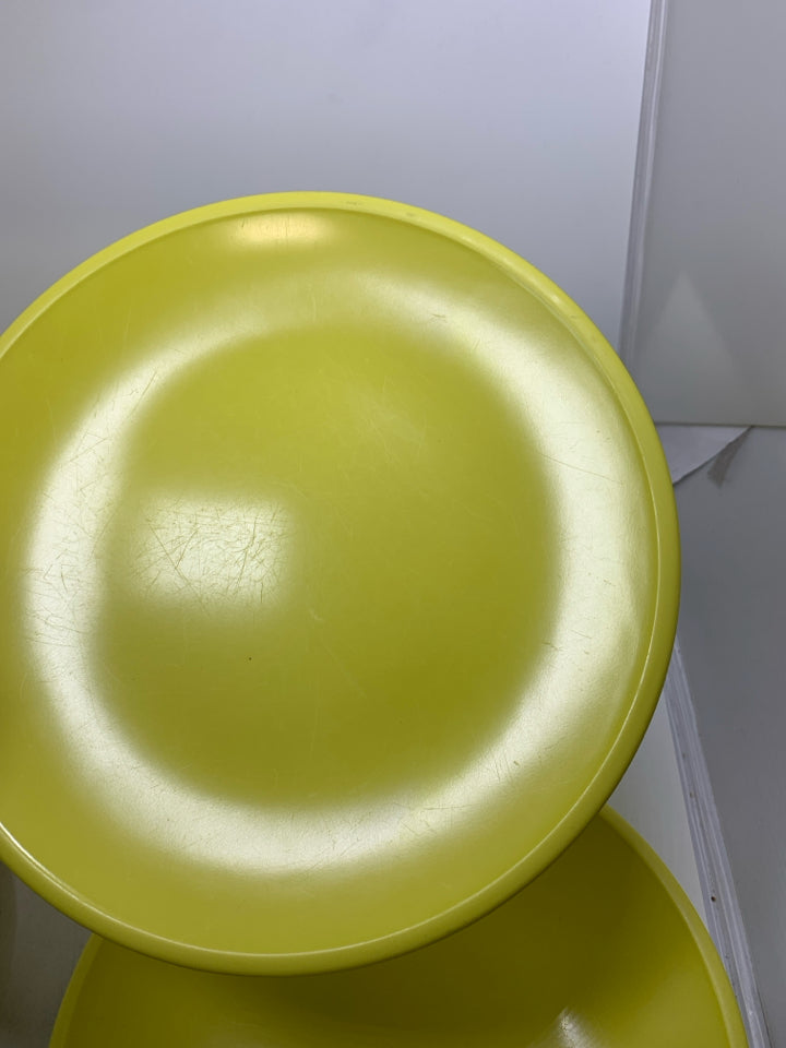 8 MELAMINE DINNER PLATES.