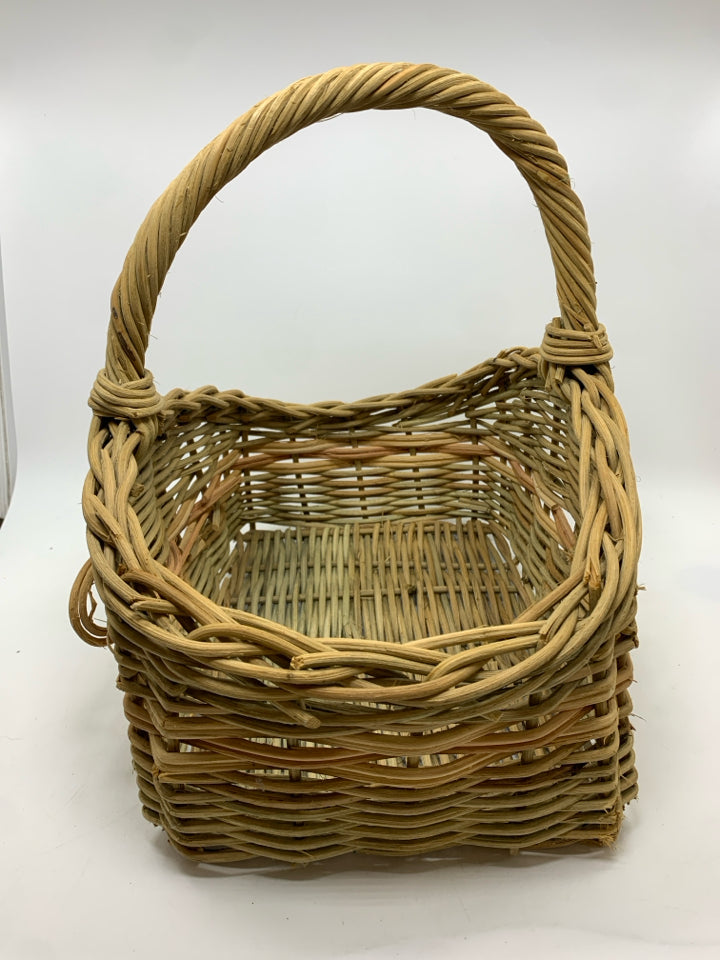 RUSTIC BASKET W/WICKER BOW.