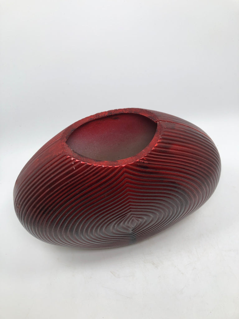 SWIRL TEXTURED RED VASE.
