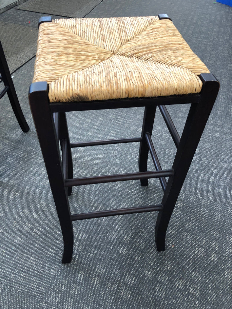 2 WICKER SEAT BROWN WOOD SQUARE BAR STOOLS.