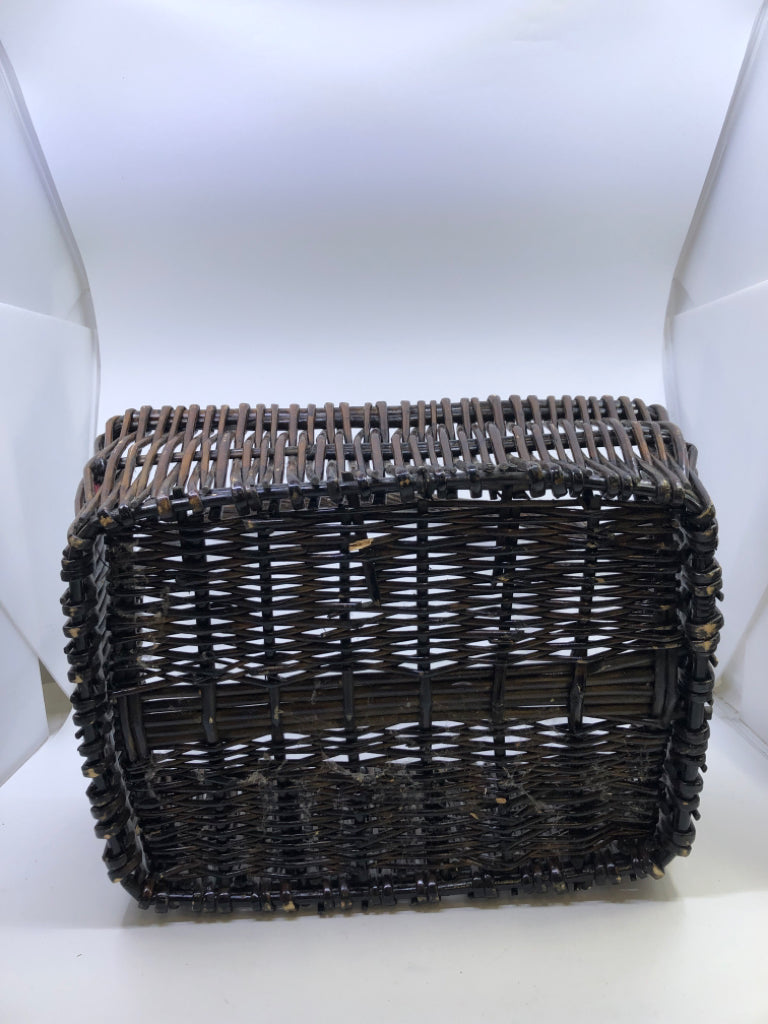 BROWN WICKER BASKET W/HANDLE.