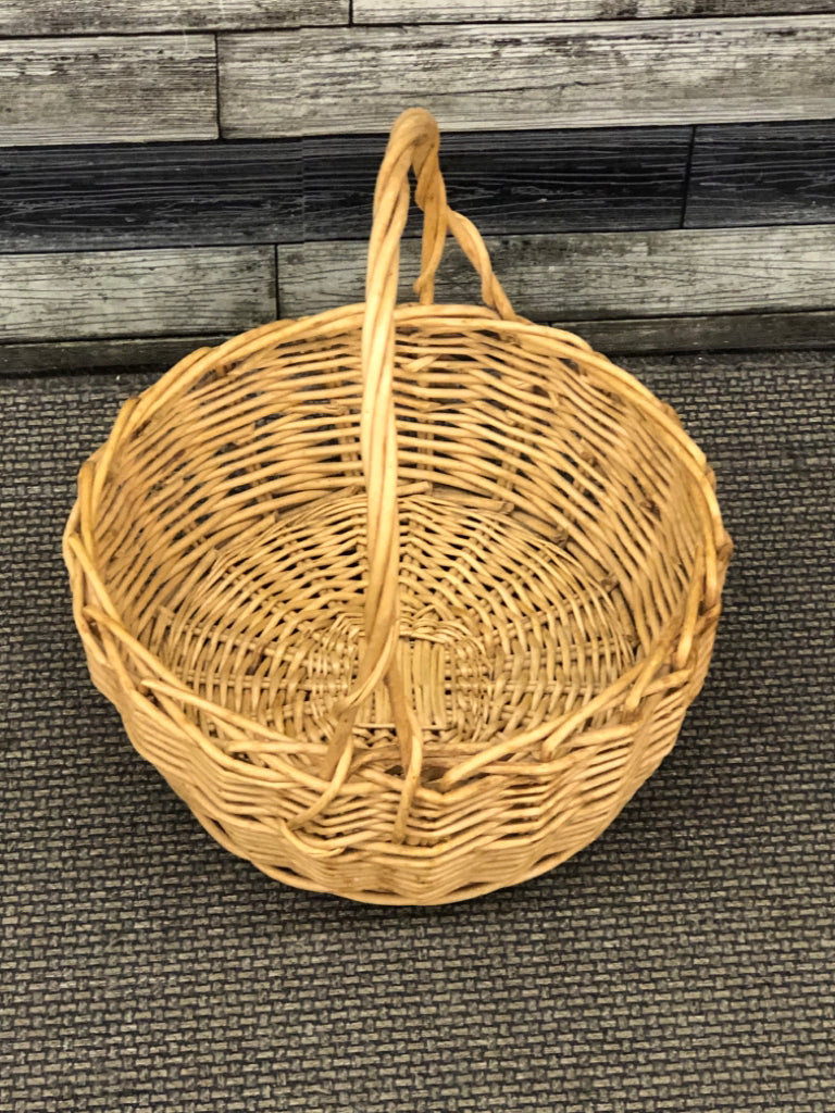 ROUND WICKER BASKET W/HANDLE.