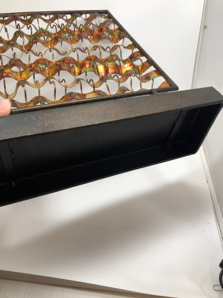 ABSTRACT METAL DISTRESSED SCULPTURE.