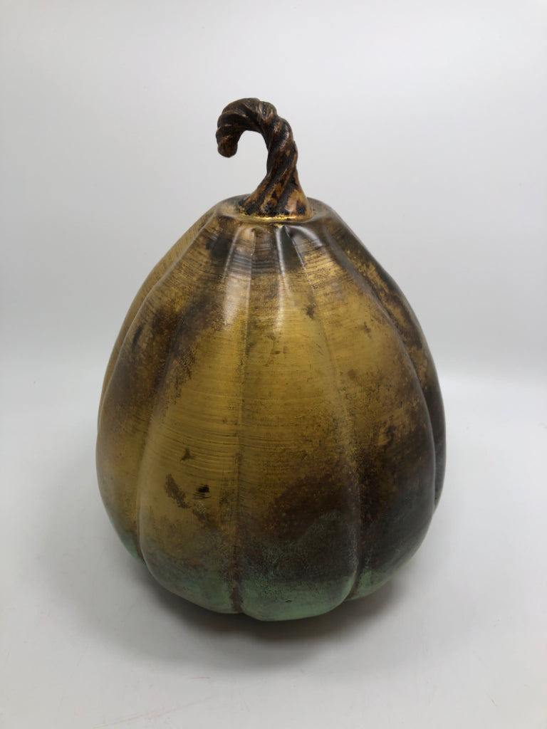 ROUND GOLD METAL GOURD DECOR.