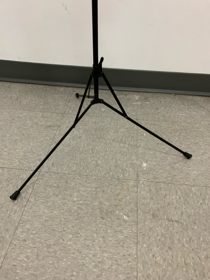 ADJUSTABLE BLACK METAL MUSIC STAND.