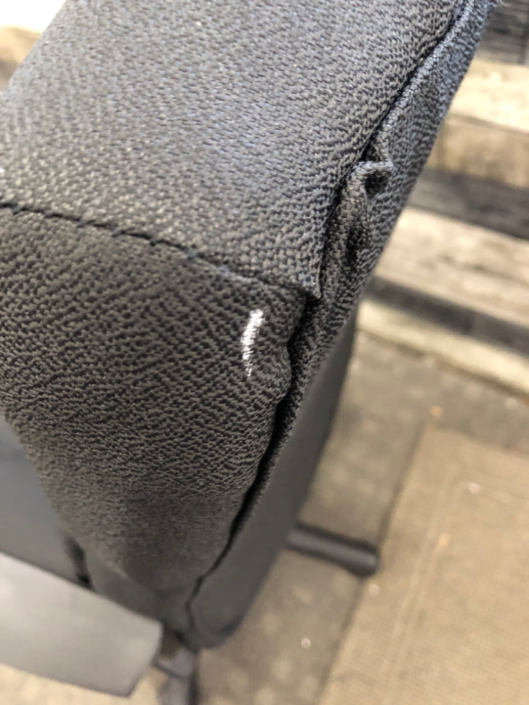 BLACK SWIVEL OFFICE CHAIR.