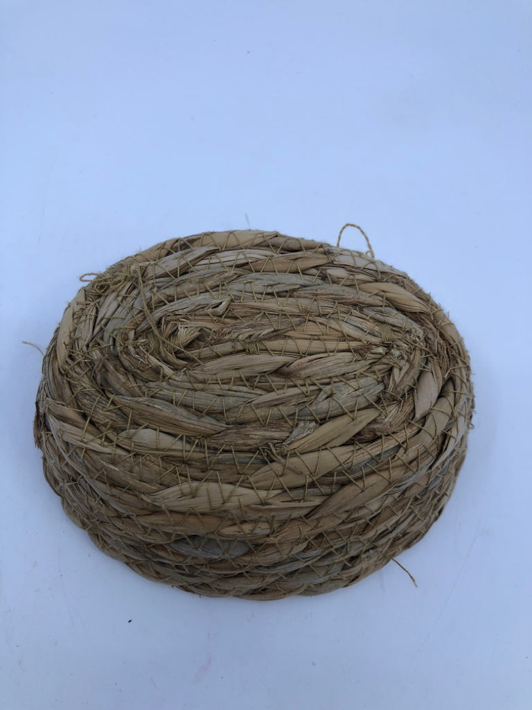 SMALL OVAL BASKET.