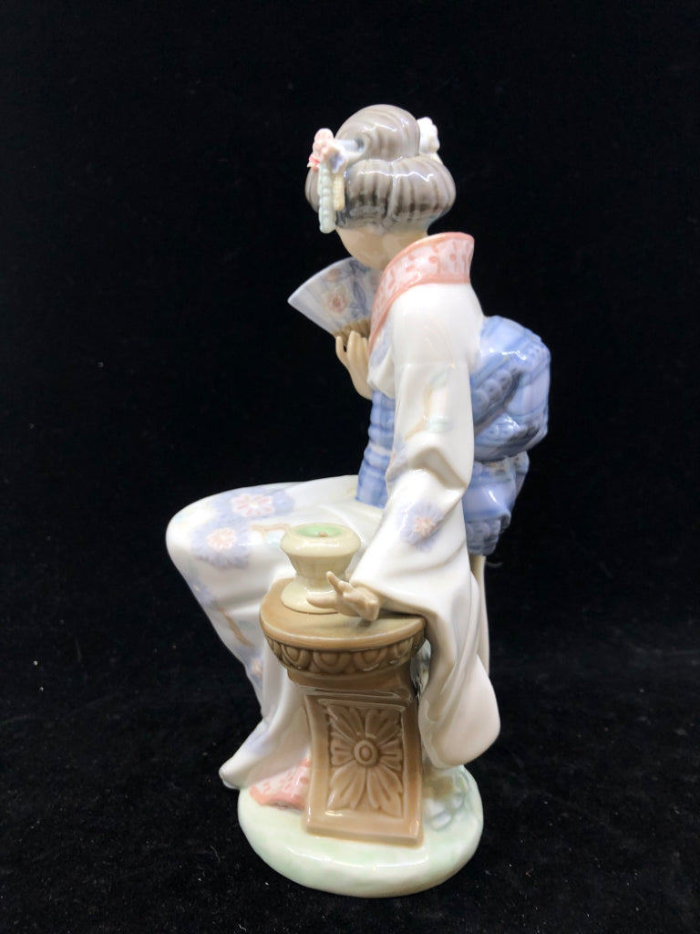 LLADRO WOMAN SITTING ON BENCH.