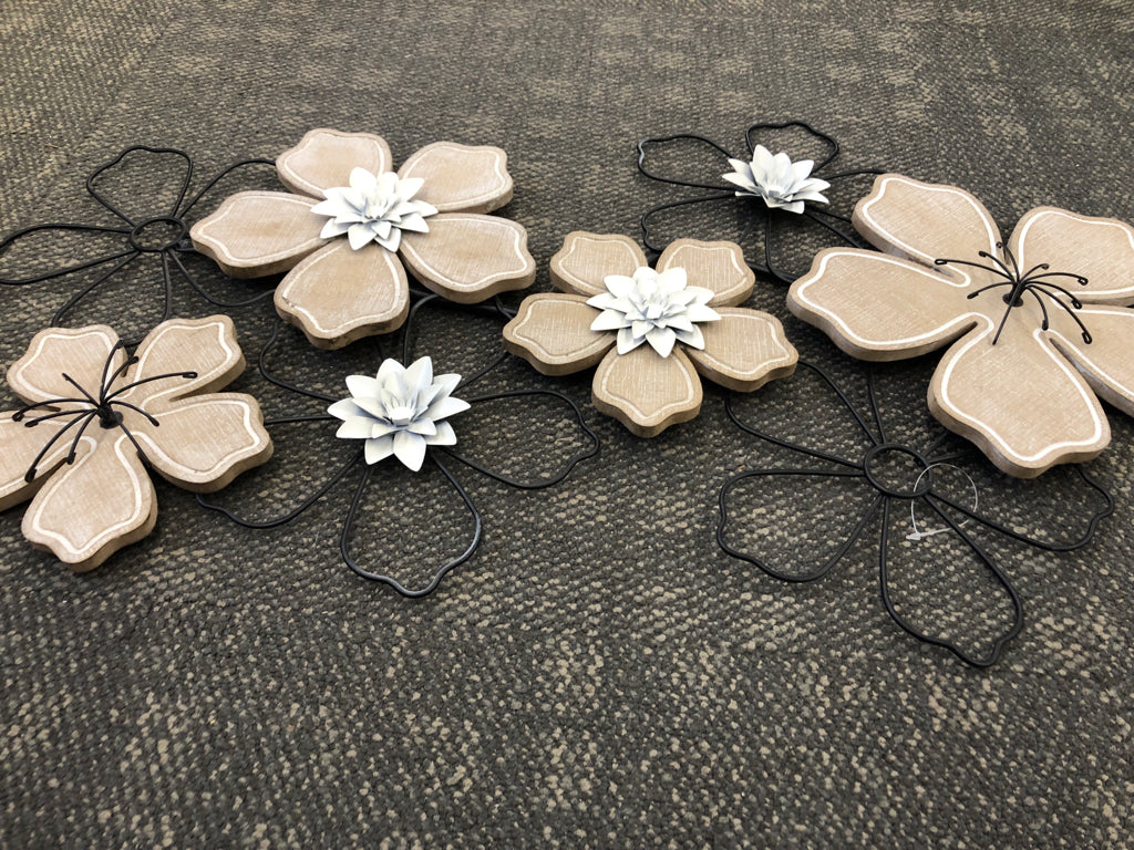 METAL/WOOD FLOWER WALL-ART.