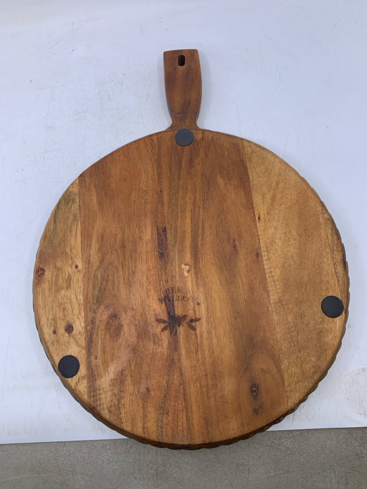 HEAVY WOOD CIRCLE W/ HANDLE.