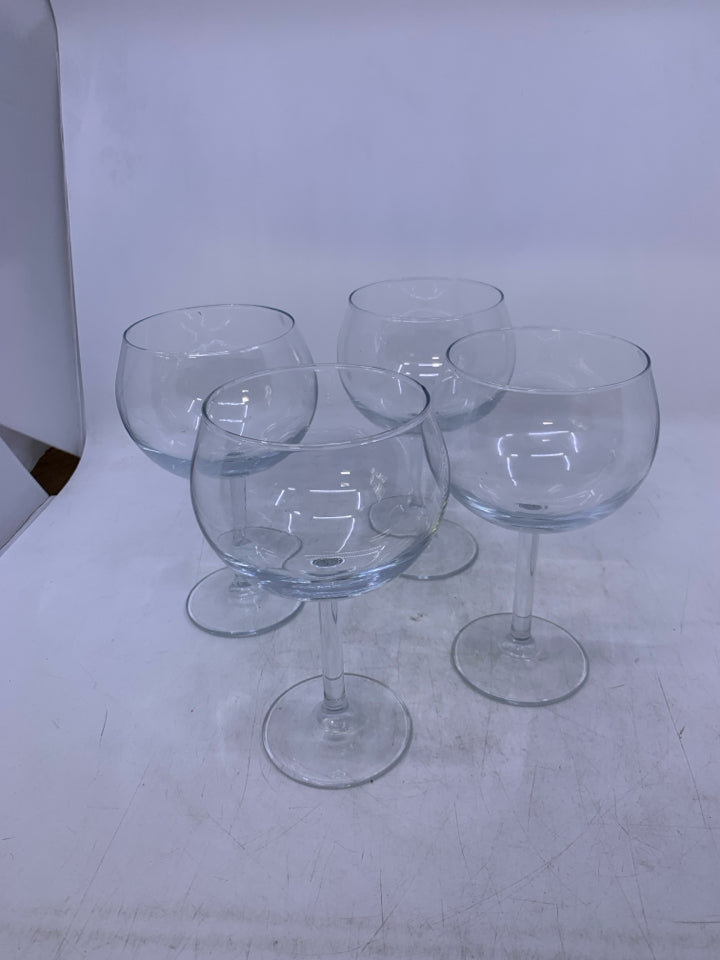 4 CLEAR GLASS WINE GLASSES.