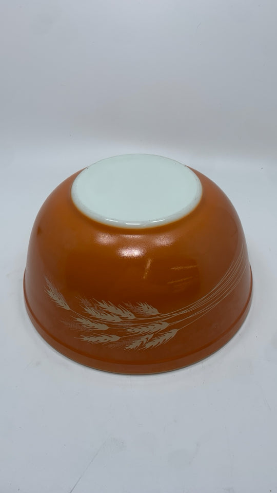 VTG PYREX ORANGE MIXING BOWL.