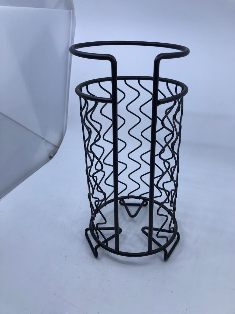 BROWN ZIGZAG PATTERN PAPER TOWEL HOLDER.