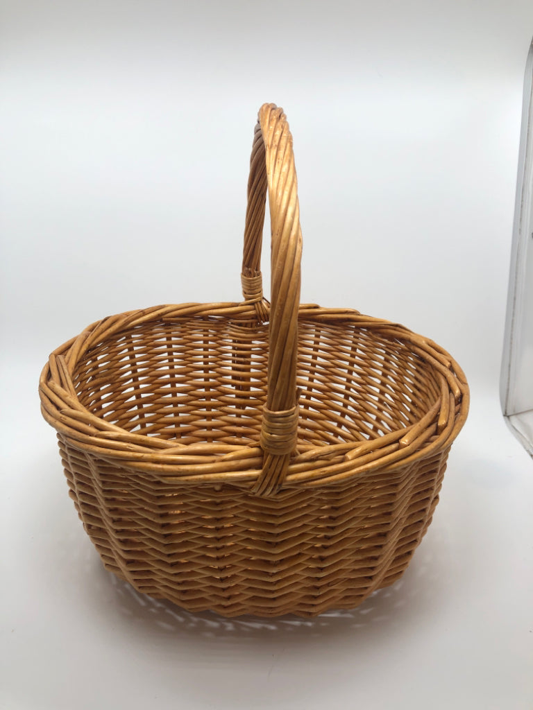 WICKER BASKET.